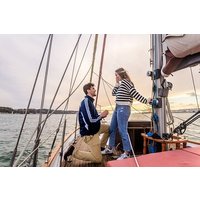 Heiratsantrag auf einem Vintage Segelboot