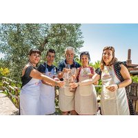 Gartenaperitif mit Blick auf den Weinberg in Olbia