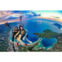 Tandem-Gleitschirmfliegen über der blauen Lagune in Fethiye