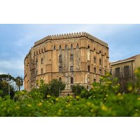 Führung zwischen der Pfalzkapelle und dem Normannenpalast